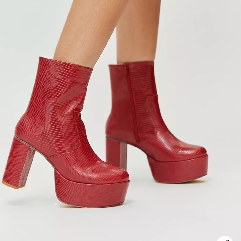 UO Mel Platform Boot 7